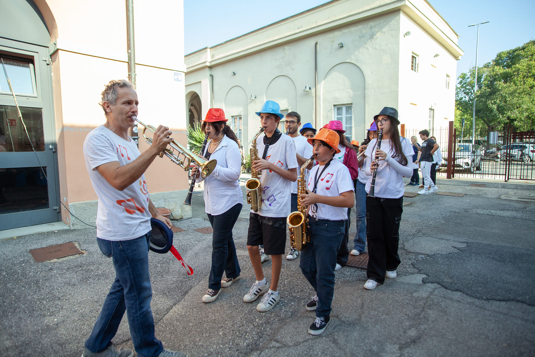 banda di musica giovanile nei corridoi esteni