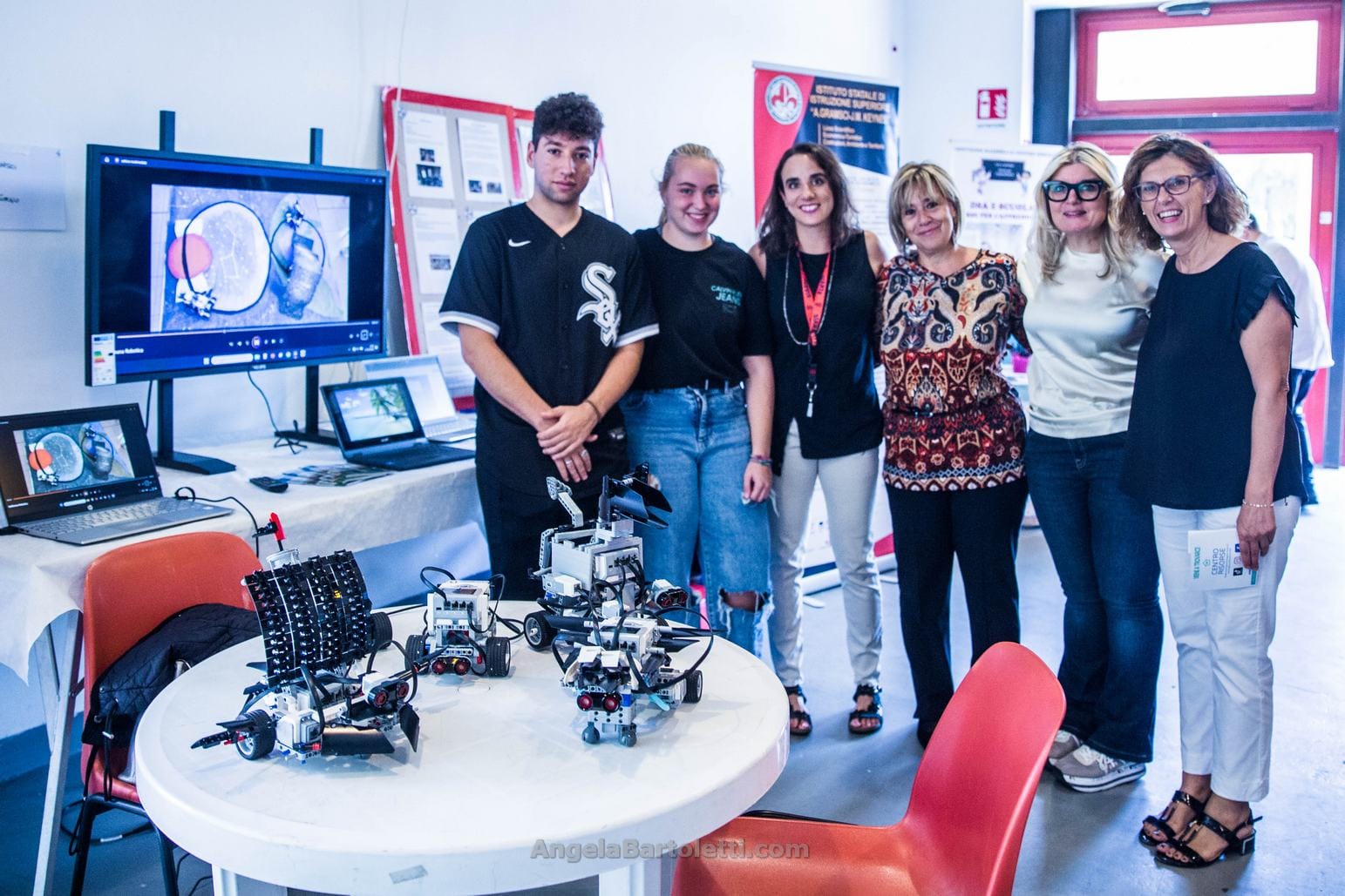 scuola di robotica con robot e ragazzi che li mostrano