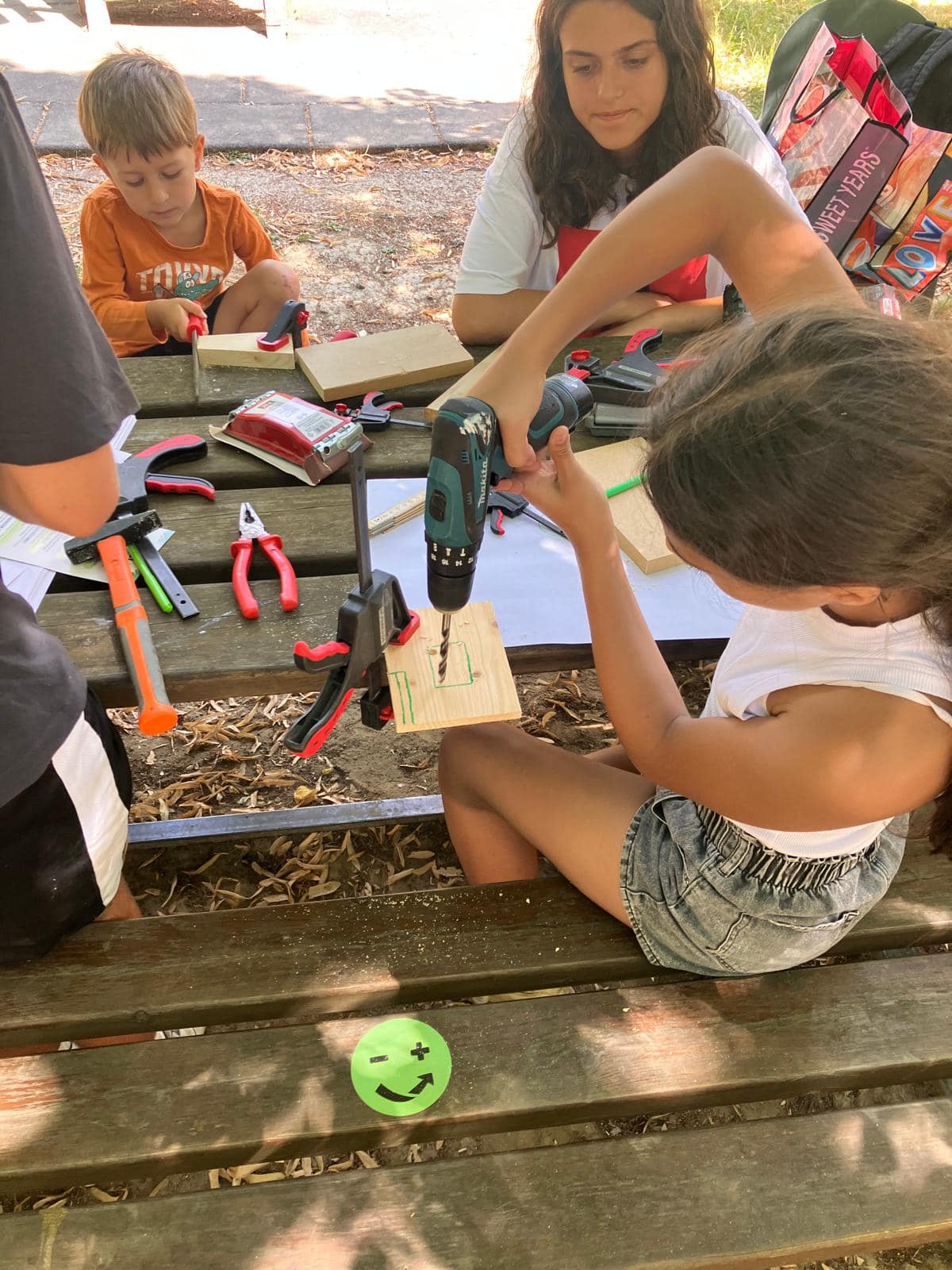 bambini che lavorano il legno